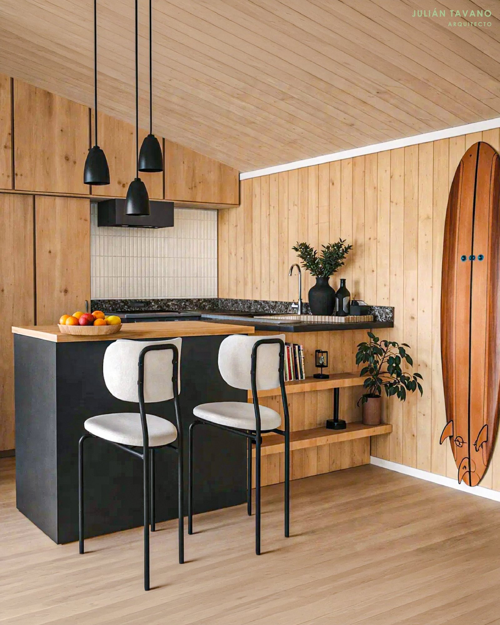 Casa Cardón — cocina con barra y detalles en madera